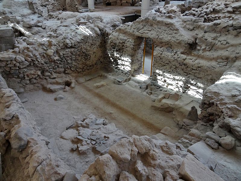 Datei:Akrotiri Ausgrabungsstätte 089.jpg