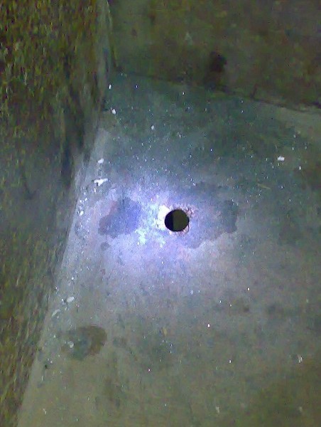 Datei:Bohrung im Fußboden der Königskammer II.jpg