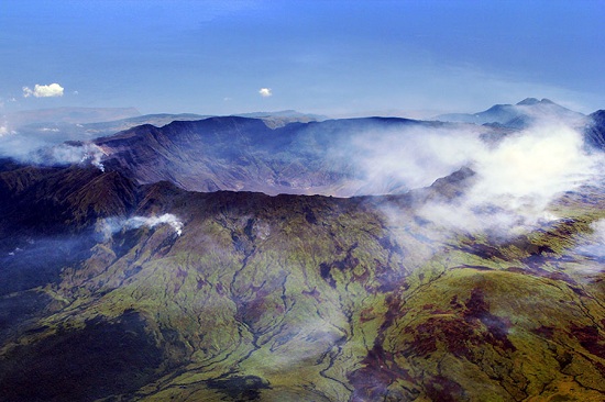 Datei:Caldera Mt Tambora Sumbawa Indonesia.jpg