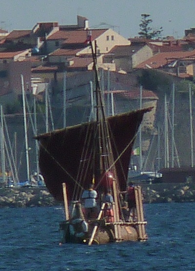 Datei:DILMUN S in der Bucht von Alghero.jpg