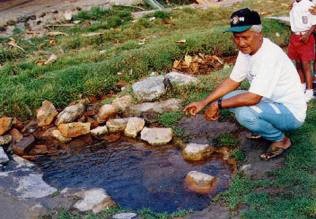 thumbAbb. 1 Heiße Quelle auf Süd-Sumatra. Der Mann auf dem Bild berichtete Lauritzen, sein Urgroßvater sei bei dem Krakatau-Ausbruch von 1883 getötet worden.