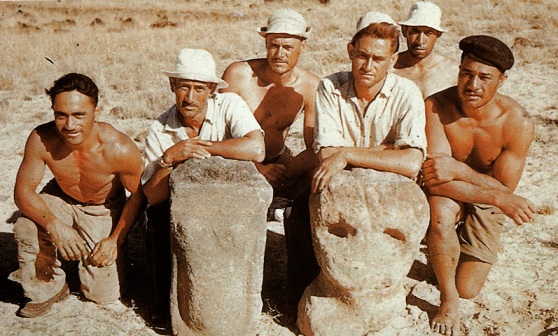 Datei:Heyerdahl - Native Osterinsulaner.jpg