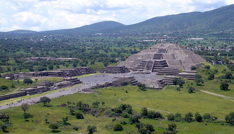 Datei:Piramide de la Luna 072006.jpg