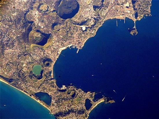 Datei:Pozzuoli NASA ISS004-E-5376 modified.jpg