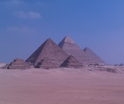 Datei:Pyramids at Giza.jpg