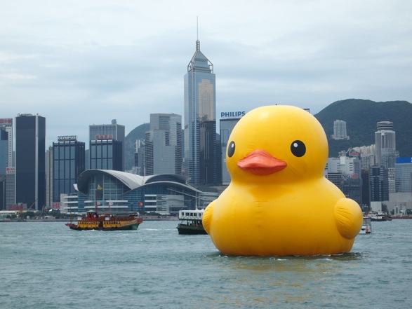 Datei:Rubber Duck Florentijn Hofman Hong Kong 2013d.jpg