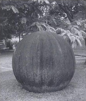 Datei:Steinkugel - Zapp, Erikson.jpg