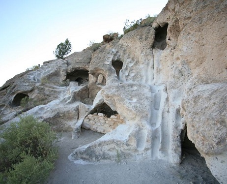 Datei:Tsankawi, cavattes & steps.jpg