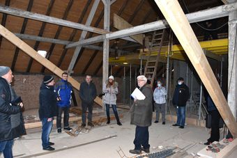 04 Begrüßung im Dachgeschoss.jpg