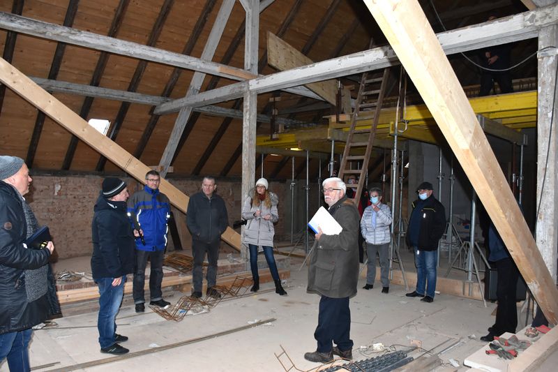 Datei:04 Begrüßung im Dachgeschoss.jpg