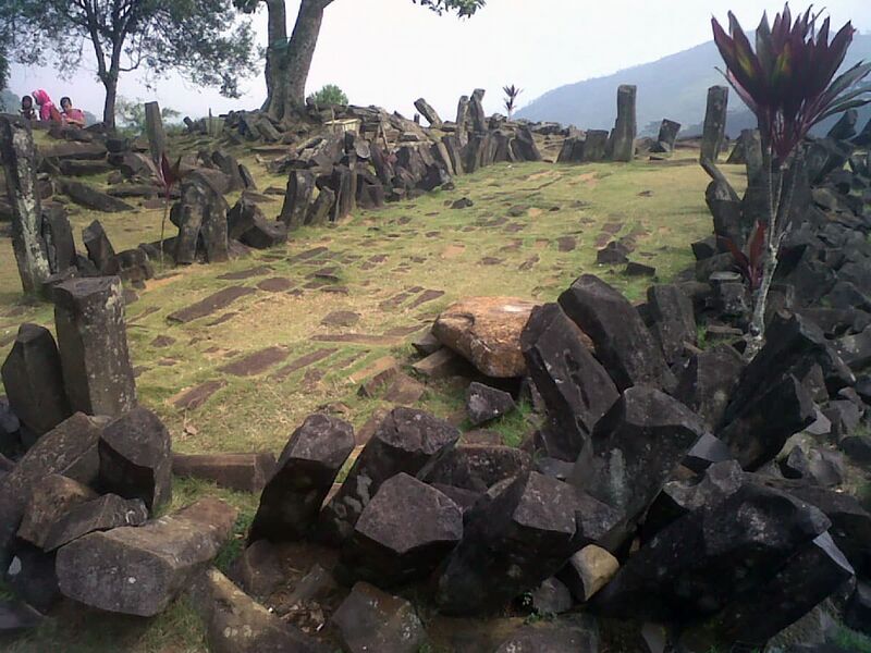 Datei:7774-gunung-padeng-pyramide.jpg