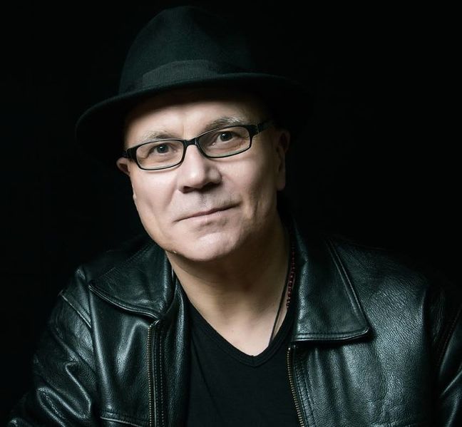 Datei:Andrew Collins Portrait.jpg